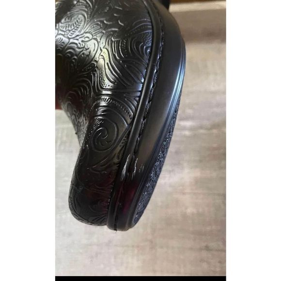 Yuu Bethanee Slip on Wide Width clogs size 9 Tooled Nurse Clogs memory foam - Picture 7 of 7